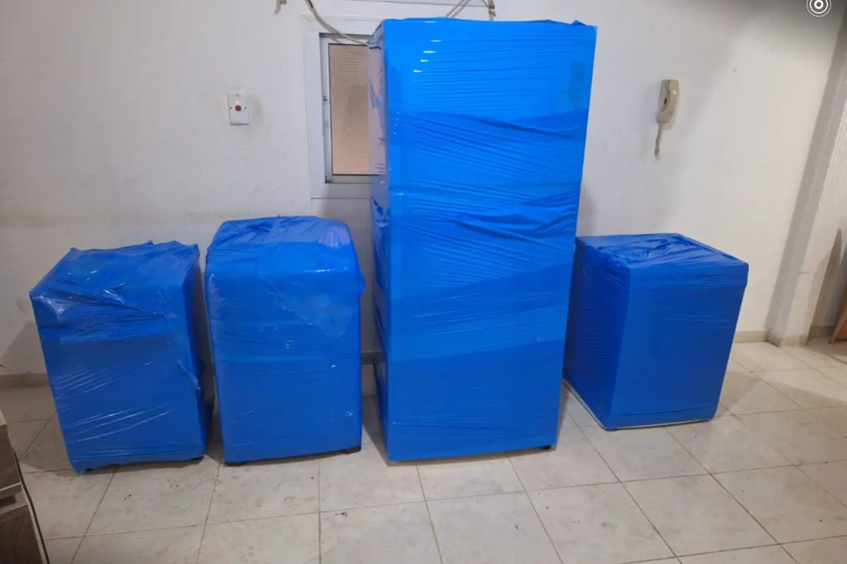 دواليب وأدراج مغلفة بالنايلون الأزرق جاهزة للتحميل — خبراء الإنجاز