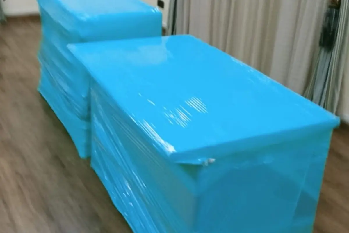 قطع أثاث مغلفة بالنايلون الأزرق جاهزة للتحميل — خبراء الإنجاز