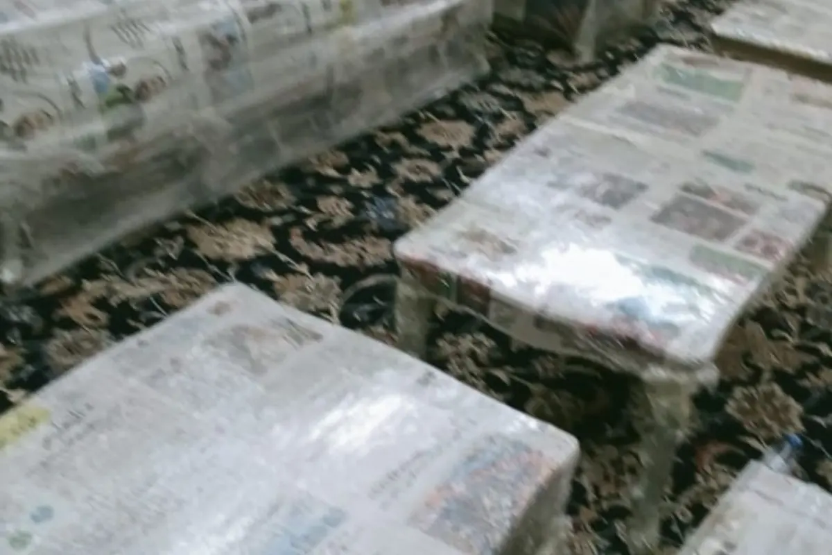 طاولات صالة مغلفة بالورق والنايلون فوق السجاد — خبراء الإنجاز