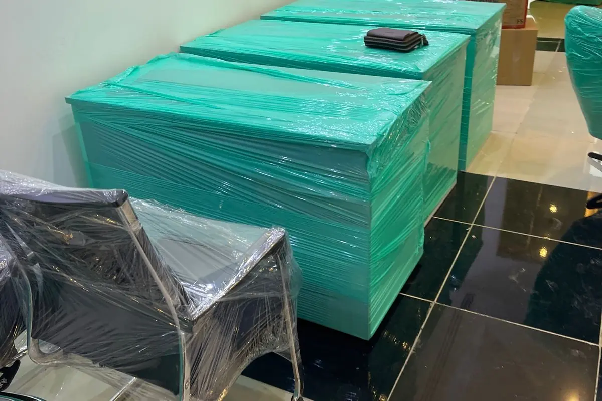 مكاتب مغلفة بالنايلون الأخضر في مقر شركة — خبراء الإنجاز