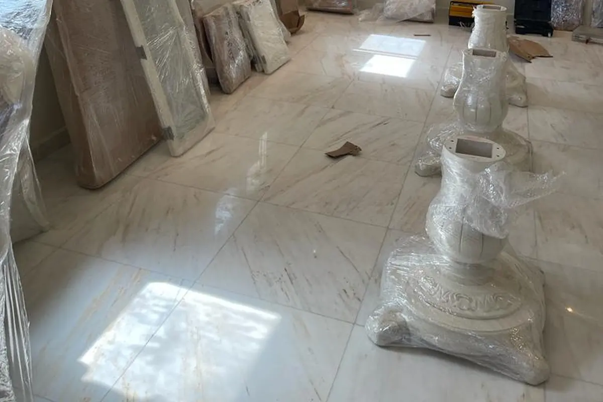 قطع أثاث مغلفة وقاعدة طاولة في غرفة بعد تفكيك الأثاث — خبراء الإنجاز