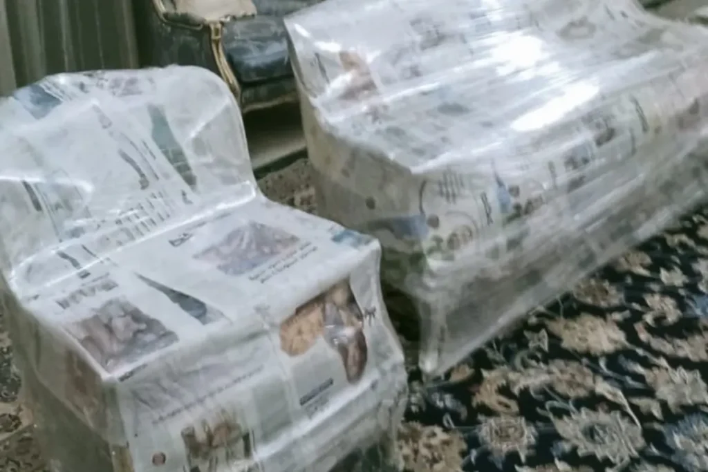 كنب مغلف بالورق والنايلون لحمايته أثناء النقل — خبراء الإنجاز